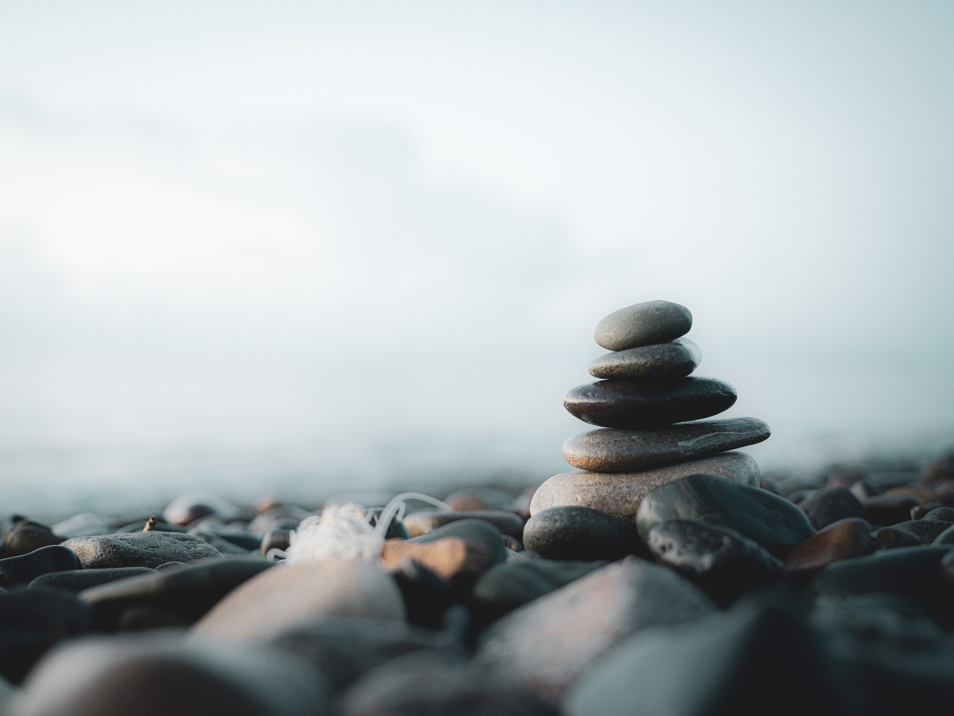 Stenar på strand, lugn och ro